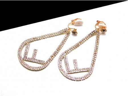 Cercei clips lacrima aurie cu microcristale albe si litera F